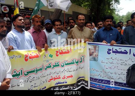 Sukkur, Pakistan, 29 agosto 2022. I membri della Sindh Professori e Lecturers Association stanno organizzando una manifestazione di protesta contro la deduzione dei loro stipendi presso il club stampa di Hyderabad lunedì 29 agosto 2022. Foto Stock