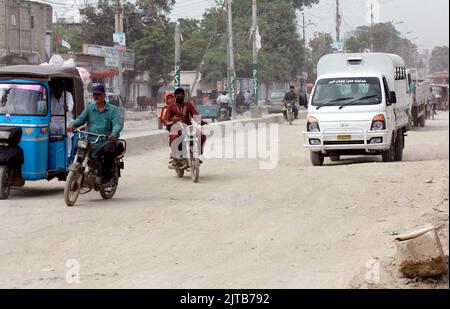 Sukkur, Pakistan, 29 agosto 2022. I pendolari devono affrontare difficoltà di trasporto a causa delle condizioni di naufragio della strada e delle acque fognarie stagnanti, che mostrano negligenza delle autorità interessate, situate sulla strada Jahangir a Karachi lunedì 29 agosto 2022. Foto Stock