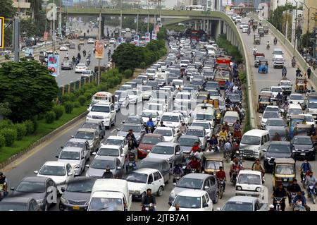 Sukkur, Pakistan, 29 agosto 2022. Un gran numero di veicoli bloccati in ingorgo a causa di negligenza del personale della polizia stradale e parcheggio illegale, hanno bisogno di attenzione del dipartimento interessato, situato sulla strada Shahrah-e-Faisal a Karachi Lunedi, 29 agosto 2022. Foto Stock