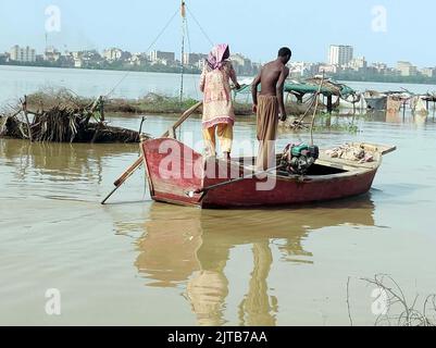 Sukkur, Pakistan, 29 agosto 2022. La gente sta usando le barche per trasporto dopo che l'acqua di inondazione si è sparsa su migliaia di acri di terra in Sukkur lunedì 29 agosto 2022. Foto Stock