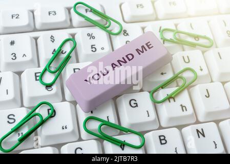 Segno che mostra voi e me. Commercio vetrina di compromesso di rapporto di coppia esprimente le sensibilità romantiche Foto Stock