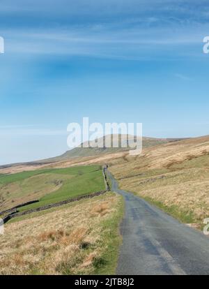Vista sul monte Pen-y-ghent dalla corsia di campagna vicino a Halton Gill, Yorkshire Dales National Park Foto Stock