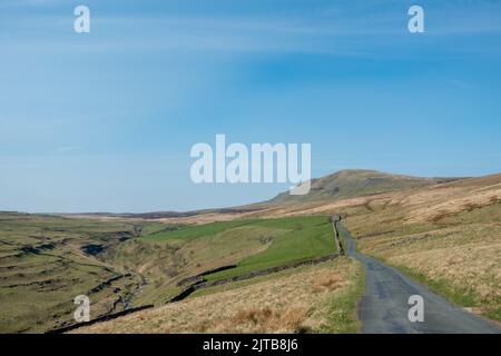 Vista sul monte Pen-y-ghent dalla corsia di campagna vicino a Halton Gill, Yorkshire Dales National Park Foto Stock