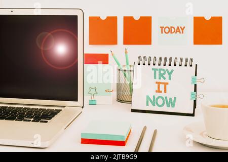 Segno di testo che mostra prova ora. Business idea prova gratuita di qualcosa di nuovo esperimento cose diverse Businesswoman Holding Tablet e indicando con uno Foto Stock