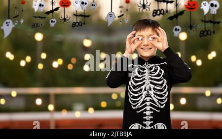 ragazzo in costume di halloween di scheletro con gli occhi Foto Stock