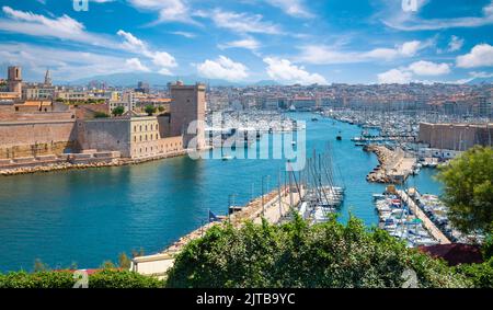Marsiglia porto paesaggio con vecchio Fort Saint-Jean, Francia. Foto Stock