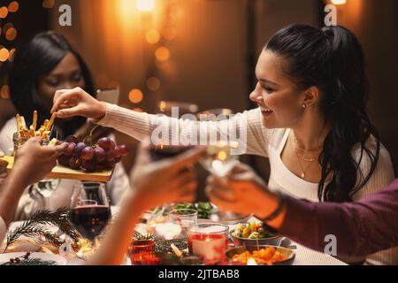 Happy amici avente la cena di Natale a casa Foto Stock