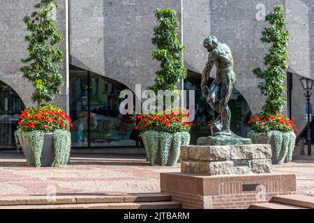 La scultura Adamo dell'artista Auguste Rodin si trova di fronte al municipio di Zwolle, Paesi Bassi Foto Stock