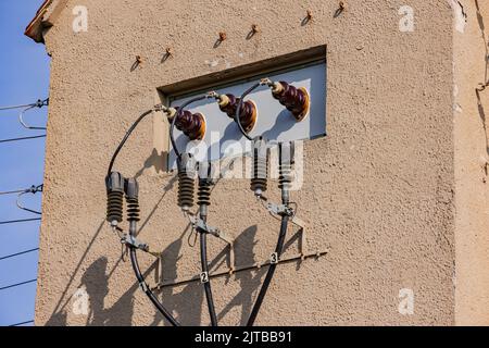 Linee elettriche e resistenze di una torre per la trasformazione dell'elettricità, Germania Foto Stock