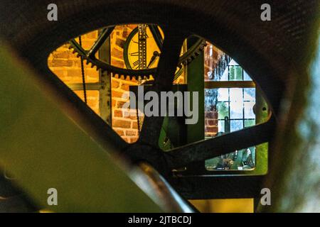 L'orologiaio della chiesa di San Lebunus è stato realizzato nel 1862 dall'orologiaio parigino Amédée-Philippe Borrel, e il tamburo per il carillon è stato consegnato nel 1866 dalla società Nering Bögel a Deventer, Paesi Bassi Foto Stock