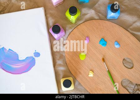 Set di vasetti di pittura acrilica pastello in tela bianca. Foto Stock