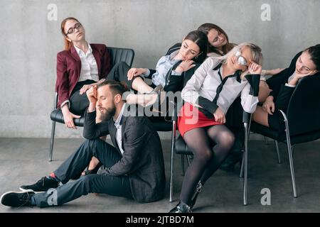 controllo annuale sovraccarico di lavoro manager fatica dormire Foto Stock