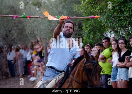 La Carrera de Cintas a Caballo annuale durante la Feria estiva di Comares Pueblo, Axarquia, Malaga, Andalusia, Spagna Foto Stock