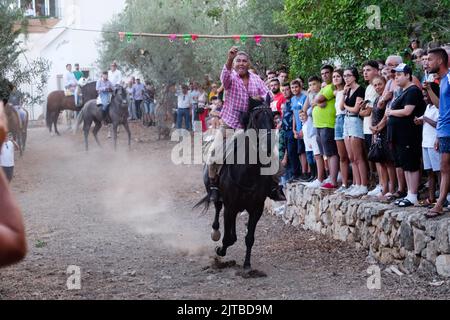 La Carrera de Cintas a Caballo annuale durante la Feria estiva di Comares Pueblo, Axarquia, Malaga, Andalusia, Spagna Foto Stock