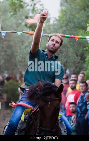 La Carrera de Cintas a Caballo annuale durante la Feria estiva di Comares Pueblo, Axarquia, Malaga, Andalusia, Spagna Foto Stock