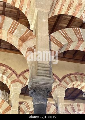 Un primo piano degli archi nella moschea-cattedrale di Cordoba, Spagna Foto Stock