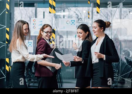 tabella degli analisti sulla crescita dei ricavi della strategia di marketing Foto Stock