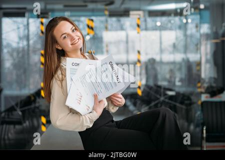 avvocato aziendale posto di lavoro donna scrivania contratti Foto Stock