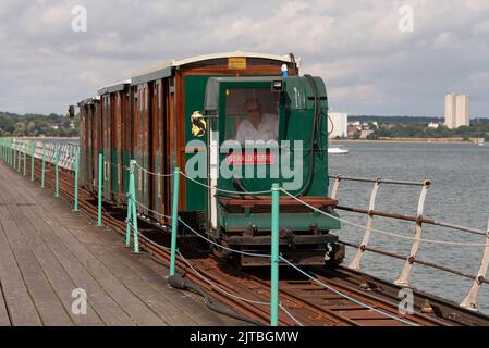 Southampton Water, Inghilterra meridionale, Regno Unito. 2022. Unità motrice Gerald Yorke e pullman passeggeri sul molo Hythe Pier su Southampton Water. Il trasporto in treno Foto Stock