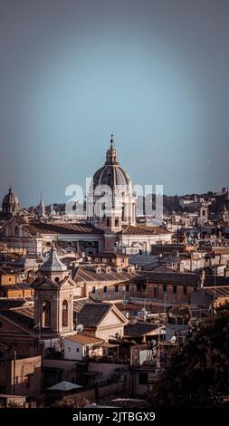 La Chiesa dei Santi Ambrogio e Carlo Borromeo a Roma in verticale Foto Stock
