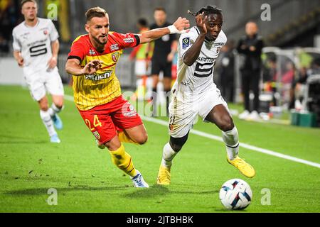 Obiettivo, Francia, Francia. 27th ago, 2022. Jonathan GRADIT di Lens e Jeremy DOKU di Rennes durante la partita Ligue 1 tra RC Lens e Stade Rennais (Rennes) allo stadio Bollaert-Delelis il 27 agosto 2022 a Lens, Francia. (Credit Image: © Matthieu Mirville/ZUMA Press Wire) Foto Stock