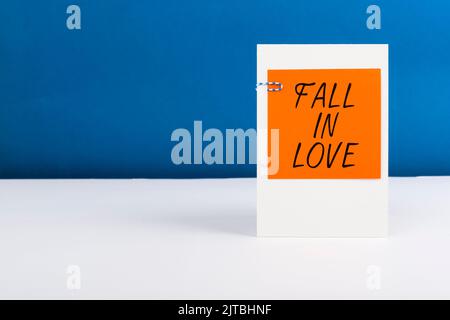 Cartello con su scritto Fall in Love. Vetrina aziendale emozioni amorose di qualcun altro Romance Happiness Businesswoman con Tablet Presenting S. Foto Stock