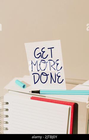 Visualizzazione dei segnali più fatti. Word for Checklist Organized Time Management Start Hard Work Act Hand Holding Panel Board visualizzati ultimi dati finanziari Foto Stock