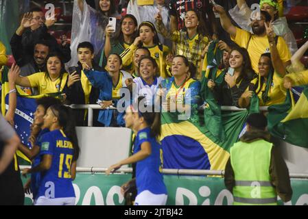 SAN JOSE, Costa Rica: I giocatori e i tifosi brasiliani festeggiano la vittoria dopo la partita disputata tra Brasile e Paesi Bassi per il play-off per il terzo p Foto Stock