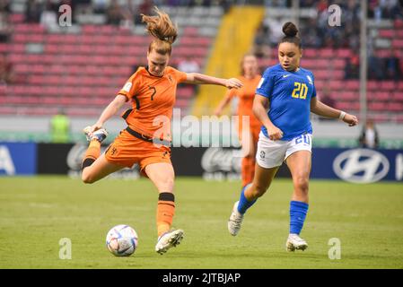 SAN JOSE, Costa Rica: Liz RIJSBERGEN (7) dai Paesi Bassi e DUDINHA (20) dal Brasile in azione durante la partita giocata tra Brasile e Olanda Foto Stock