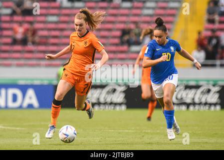 SAN JOSE, Costa Rica: Liz RIJSBERGEN (7) dai Paesi Bassi e DUDINHA (20) dal Brasile in azione durante la partita giocata tra Brasile e Olanda Foto Stock