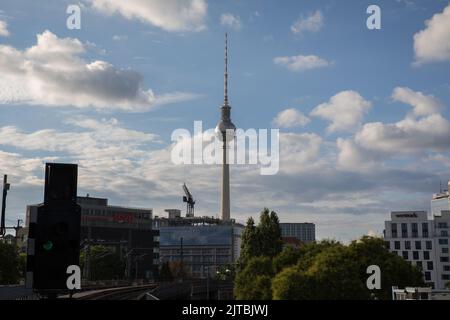 Berlino, Germania. 29th ago, 2022. Fernsehturm a Berlino, che si trova ad Alexanderplatz, il 29 agosto 2022. (Foto di Michael Kuenne/PRESSCOV/Sipa USA) Credit: Sipa USA/Alamy Live News Foto Stock