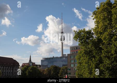 Berlino, Germania. 29th ago, 2022. Fernsehturm a Berlino, che si trova ad Alexanderplatz, il 29 agosto 2022. (Foto di Michael Kuenne/PRESSCOV/Sipa USA) Credit: Sipa USA/Alamy Live News Foto Stock