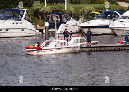 Quiet Self-Drive Noleggio di motoscafi elettrici esplorare il lago Windermere , le barche possono essere noleggiate per 1 o 2 ore. I cani sono ammessi a bordo per un massimo di 6 persone Foto Stock