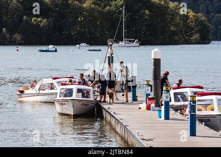 Quiet Self-Drive Noleggio di motoscafi elettrici esplorare il lago Windermere , le barche possono essere noleggiate per 1 o 2 ore. I cani sono ammessi a bordo per un massimo di 6 persone Foto Stock