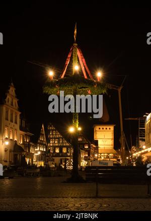 Gengenbach, Germania - 13 dicembre 2020: Decorazione di Natale con luci nel centro di Gengenbach, Germania durante il blocco in una notte di autunno. Foto Stock