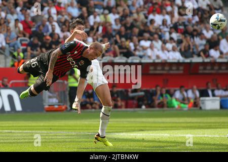 Nizza, Francia, 28th agosto 2022. Melvin Bard dell'OGC Nice si allontana dal Leonardo Balerdi dell'Olympique De Marseille durante la partita Uber Eats Ligue 1 allo stadio Allianz Riviera di Nizza. L'immagine di credito dovrebbe essere: Jonathan Moskrop / Sportimage Foto Stock