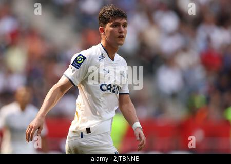 Nizza, Francia, 28th agosto 2022. Leonardo Balerdi dell'Olympique De Marseille si occupa della partita Uber Eats Ligue 1 allo stadio Allianz Riviera di Nizza. L'immagine di credito dovrebbe essere: Jonathan Moskrop / Sportimage Foto Stock