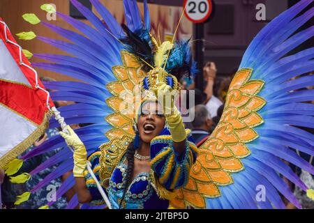 Londra, Regno Unito. 29th agosto 2022. Un performer indossa un costume flamboyant nella parata il secondo giorno, mentre Notting Hill Carnival torna dopo un'assenza di due anni. Credit: Vuk Valcic/Alamy Live News Foto Stock