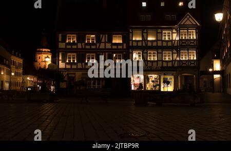 Gengenbach, Germania - 13 dicembre 2020: Edificio a graticcio illuminato di notte nel centro di Gengenbach, Germania. Foto Stock