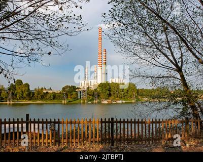 Italia, Lombardia. Centrale termoelettrica lungo le rive del po, Italia. Foto Stock