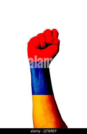 Bandiera di Armenia dipinta sul pugno umano. Forza, potere, concetto di conflitto. Pugno rialzato. Foto Stock