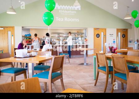 Sala da tè Kirkleatham con balloni verdi per celebrare il 1st° anniversario della prima apertura Foto Stock