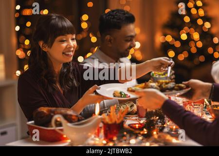 Happy amici avente la cena di Natale a casa Foto Stock