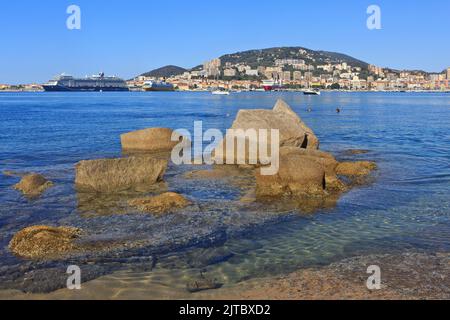 La paglia Orba (1994), la MS Mega Smeralda (1985) e la Mein Schiff 2 (2019) ormeggiate nel porto di Ajaccio (Corse-du-Sud) in Corsica, Francia Foto Stock