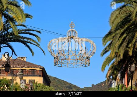 Una corona imperiale al neon in onore dell'imperatore francese Napoleone i (1769-1821) sospesa nell'aria sopra Ajaccio (Corse-du-Sud), Francia Foto Stock