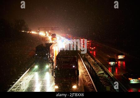 Incidente stradale su strada sdrucciolevole di notte in caso di nevicate, guida pericolosa durante la tempesta invernale Foto Stock