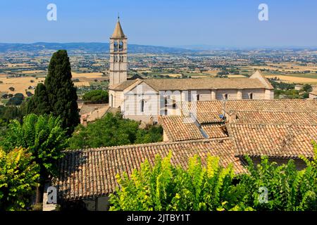 Vista panoramica sulla Basilica di Santa Chiara del 13th° secolo ad Assisi (provincia di Perugia), Umbria, Italia Foto Stock