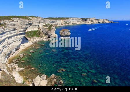 Vista panoramica sul mare 'il grano di Sand' stack e le impressionanti scogliere appena fuori Bonifacio (Corse-du-Sud) sull'isola di Corsica, Francia Foto Stock