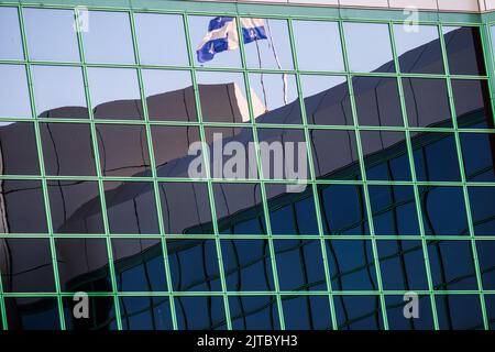 La bandiera del Quebec sorvola un edificio di Quebec City, Quebec, Canada. Foto Stock