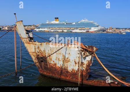 La Costa Firenze (2020), da rinominare Carnival Firenze nel 2024, ormeggiata nel porto di Cagliari sull'isola di Sardina Foto Stock